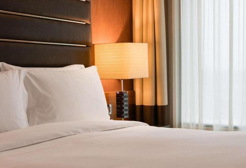 带大床的高级房间, Sofitel London Heathrow