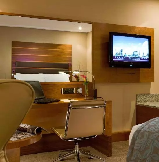 Club Room King Bed, Sofitel London Heathrow