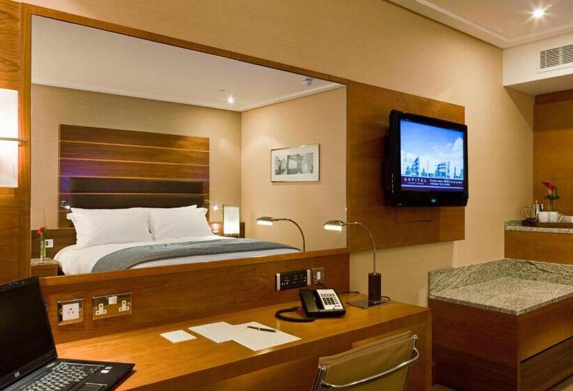 带大床的俱乐部房间, Sofitel London Heathrow