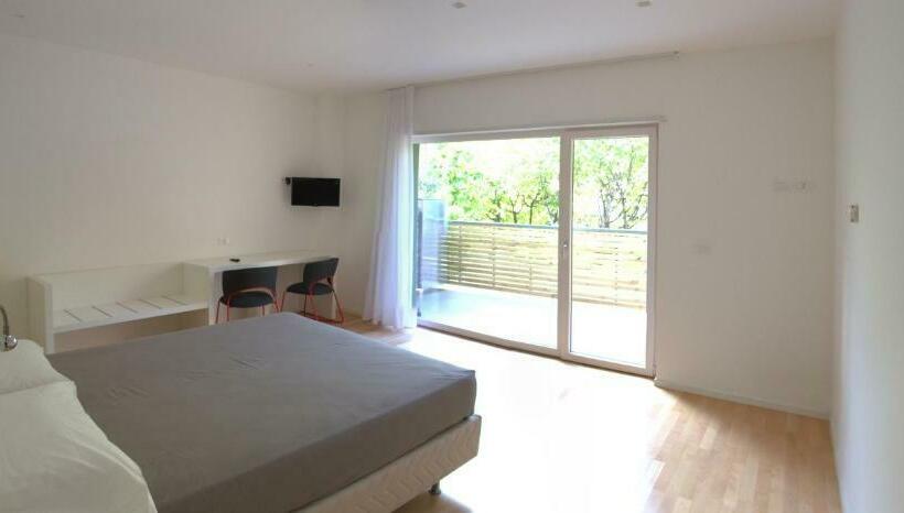 带阳台的三人标准间, Affittacamere Rezzo