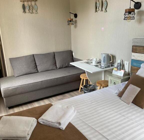 חדר דלוקס לשלושה עם נו לים, Logis Hôtel  Restaurant Le Relais Guillaume De Normandy