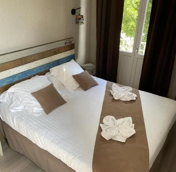 Deluxe Kolmen Hengen Huone Merinäkymä, Logis Hôtel  Restaurant Le Relais Guillaume De Normandy