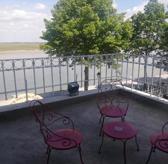 חדר דלוקס לשלושה עם נו לים, Logis Hôtel  Restaurant Le Relais Guillaume De Normandy