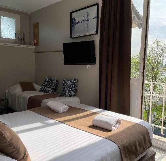 Triple Room Sea View, Logis Hôtel  Restaurant Le Relais Guillaume De Normandy