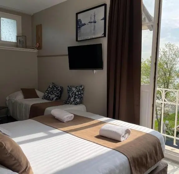 Triple Room Sea View, Logis Hôtel  Restaurant Le Relais Guillaume De Normandy