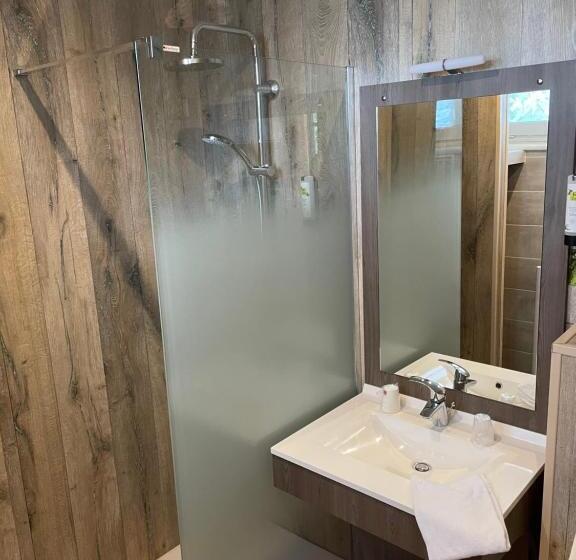 Triple Room Sea View, Logis Hôtel  Restaurant Le Relais Guillaume De Normandy