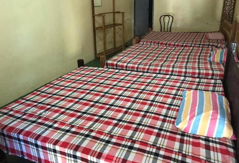 غرفة عائلية, Tharuka Rest Inn