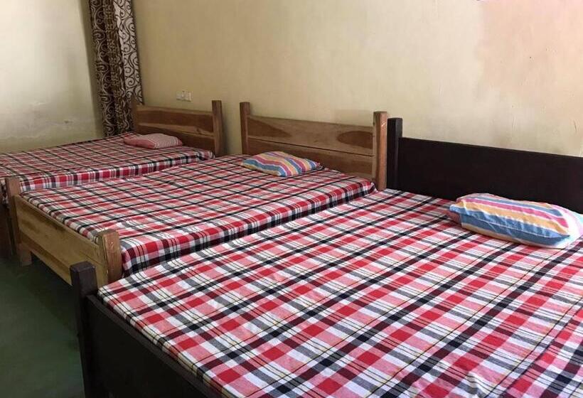 غرفة عائلية, Tharuka Rest Inn