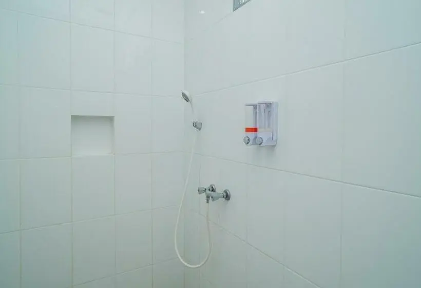 デラックスルーム, Urbanview Hotel Bubusini Batu By Reddoorz