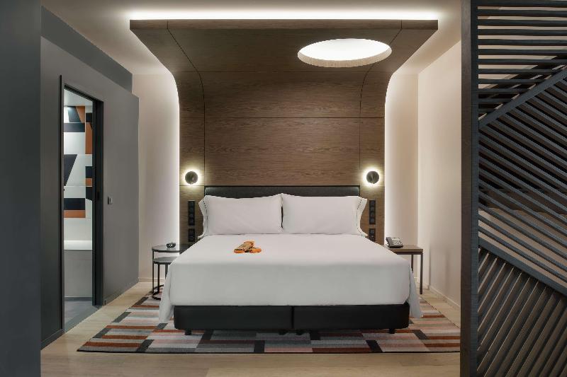 Junior Suite met Kingsize Bed, Canopy by Hilton Paris Eiffel Tower