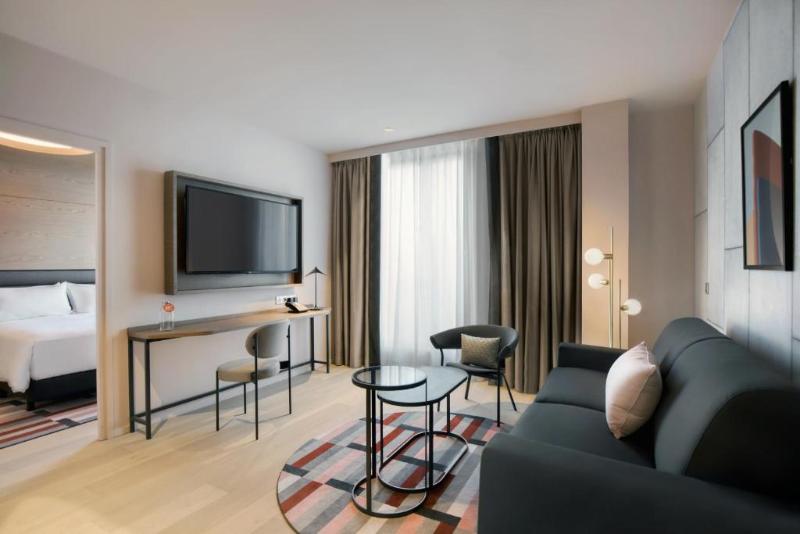 Junior Suite met Kingsize Bed, Canopy by Hilton Paris Eiffel Tower