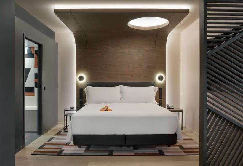 Junior Suite met Kingsize Bed, Canopy by Hilton Paris Eiffel Tower