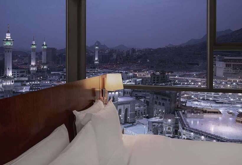 Junior Suite met Kingsize Bed, Canopy by Hilton Paris Eiffel Tower