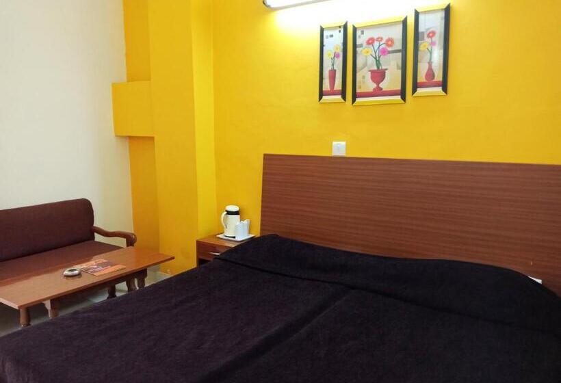 Номер Стандарт, Shikhar & Restaurant