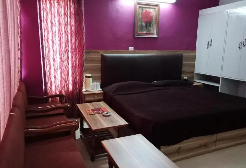 Chambre Familiale Salle de Bains Commune, Shikhar & Restaurant