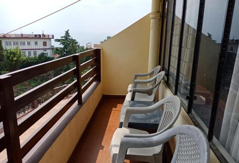 Семейный Номер Совместный Санузел, Shikhar & Restaurant