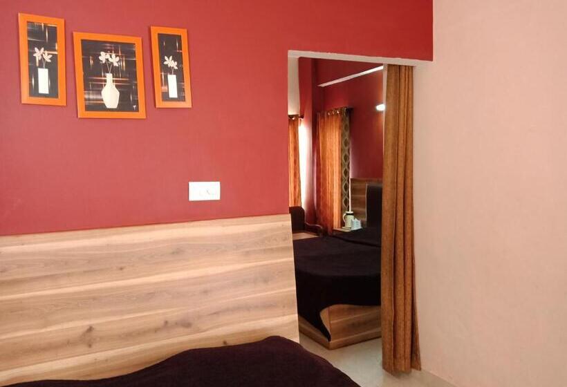 Семейный Номер Совместный Санузел, Shikhar & Restaurant