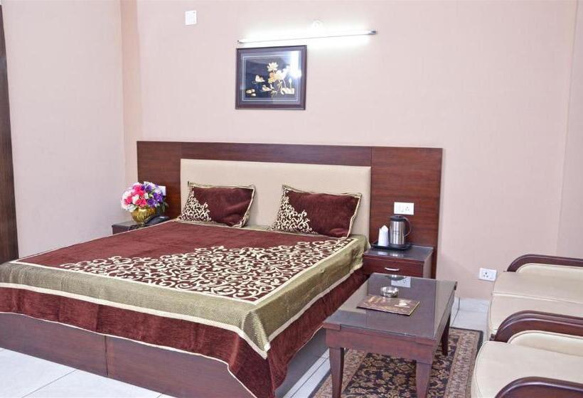 Номер Стандарт с Балконом, Shikhar & Restaurant