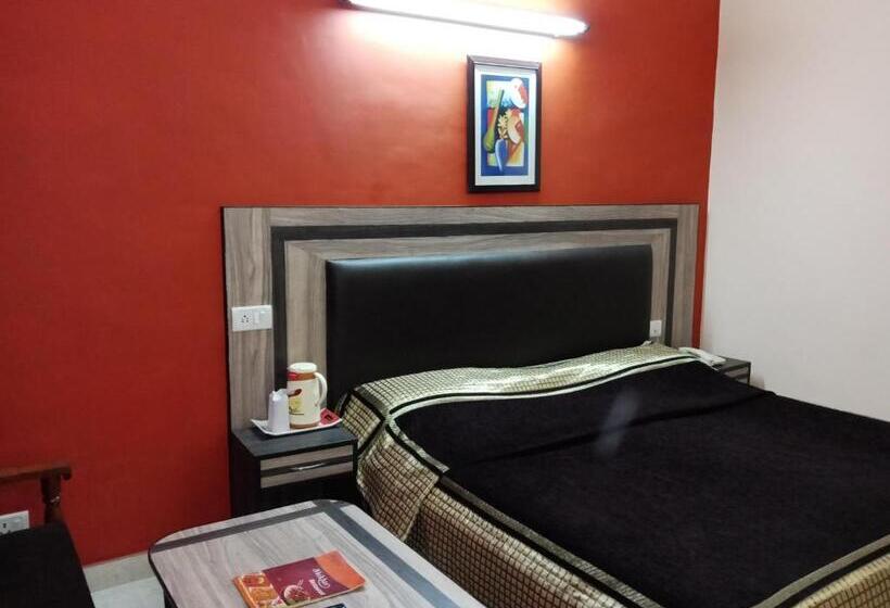 Номер Deluxe, Shikhar & Restaurant