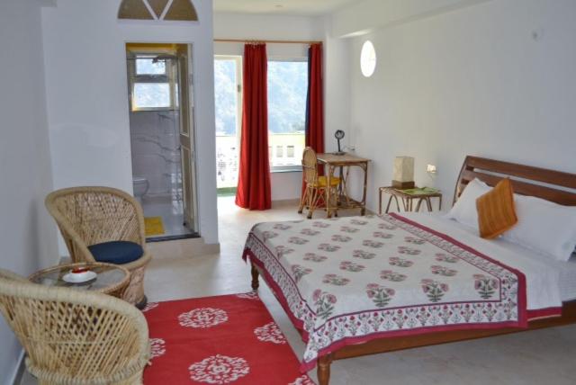 Deluxe Room Mountain View, Seventh Heaven Inn Rishikesh
