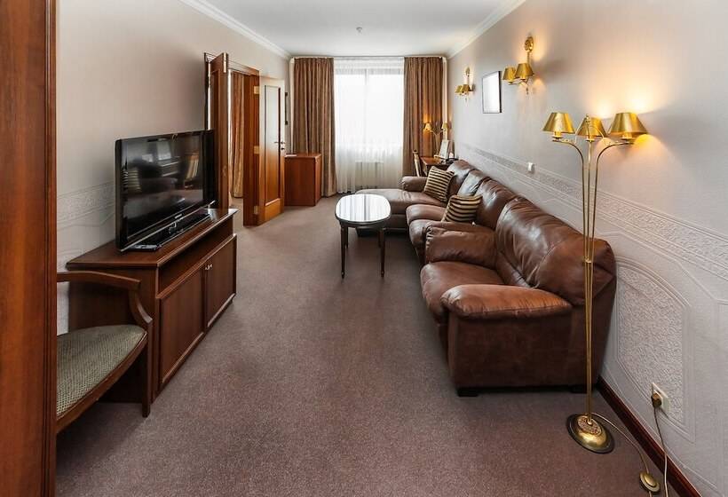 סוויטת ג'וניור, Chichikov