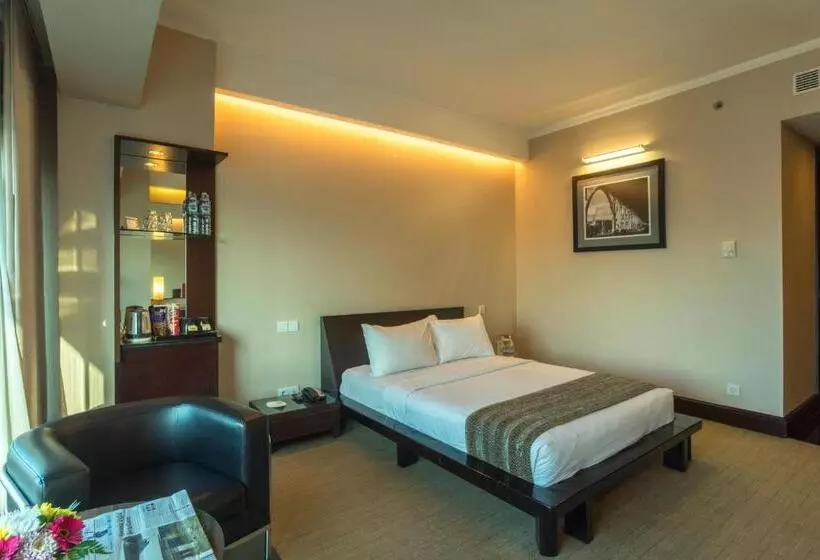 اتاق اجرایی با تخت بزرگ, Manhattan Hotel Jakarta