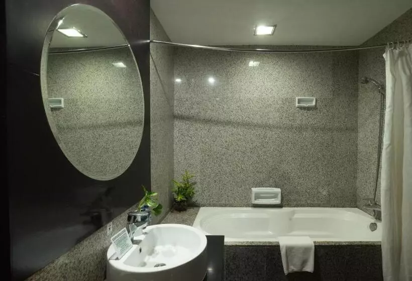 اتاق استاندارد سه نفره, Manhattan Hotel Jakarta