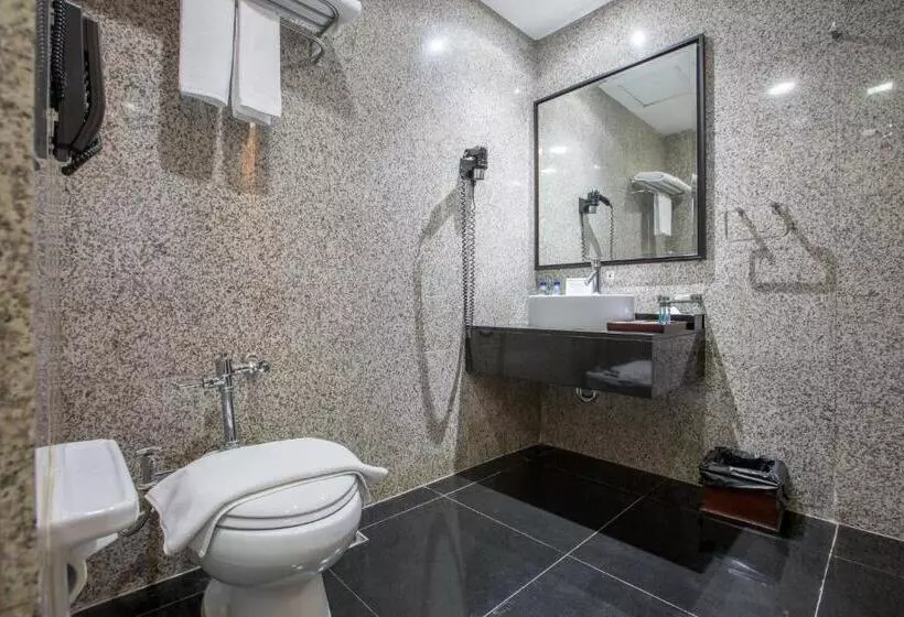 اتاق لوکس با تخت بزرگ, Manhattan Hotel Jakarta