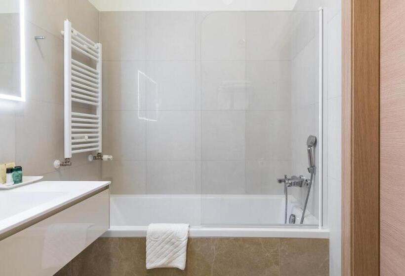 جناح جونيور, Mondo