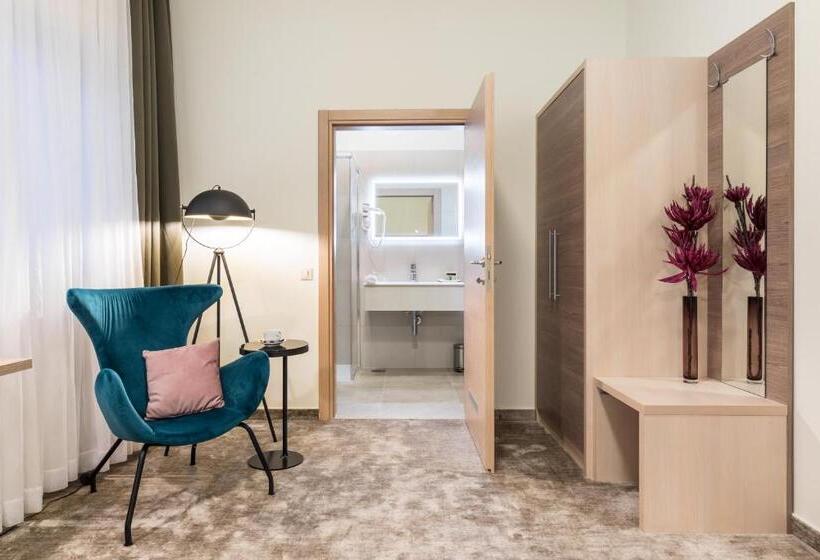 جناح جونيور, Mondo