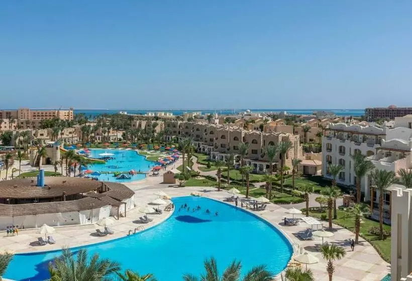 سوییت جونیور با چشم‌انداز استخر, Royal Lagoons Resort & Aqua Park - Families and Couples Only