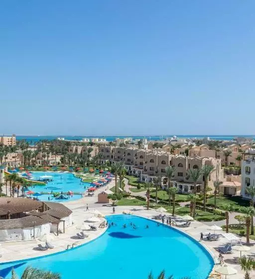 سوییت جونیور با چشم‌انداز استخر, Royal Lagoons Resort & Aqua Park - Families and Couples Only