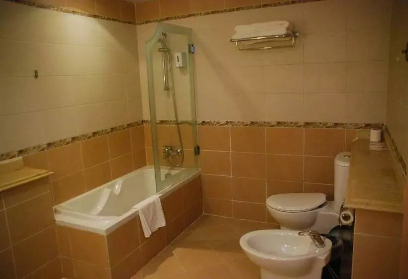 سوییت جونیور با چشم‌انداز استخر, Royal Lagoons Resort & Aqua Park - Families and Couples Only