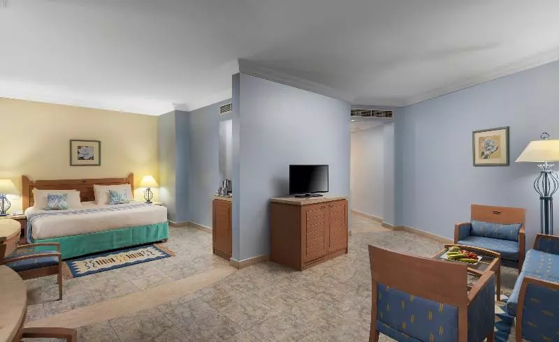 سوییت جونیور با چشم‌انداز استخر, Royal Lagoons Resort & Aqua Park - Families and Couples Only