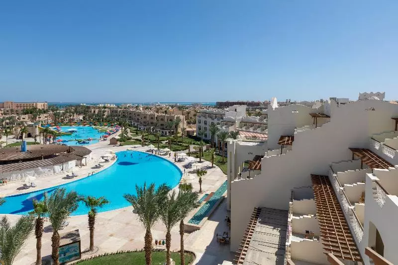 سوییت جونیور با چشم‌انداز استخر, Royal Lagoons Resort & Aqua Park - Families and Couples Only