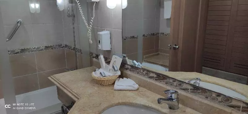 سوییت جونیور با چشم‌انداز استخر, Royal Lagoons Resort & Aqua Park - Families and Couples Only