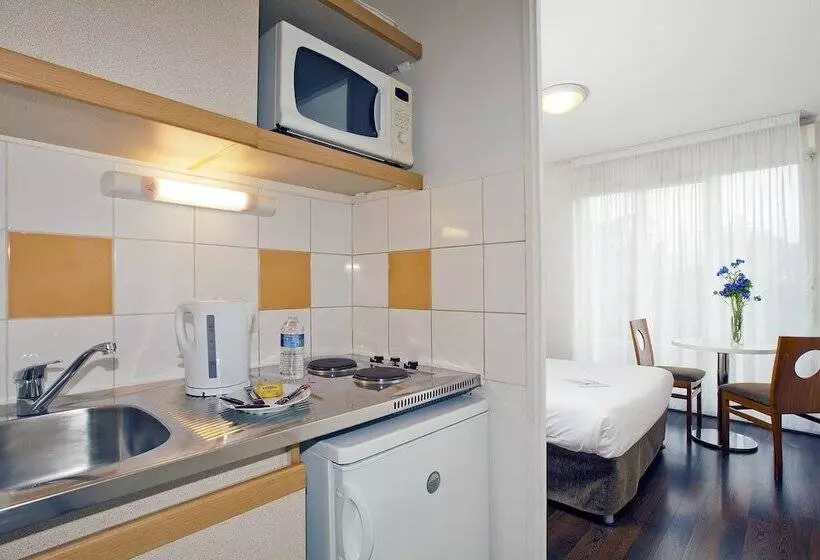 スタンダードスタジオ, Séjours & Affaires Paris Nanterre