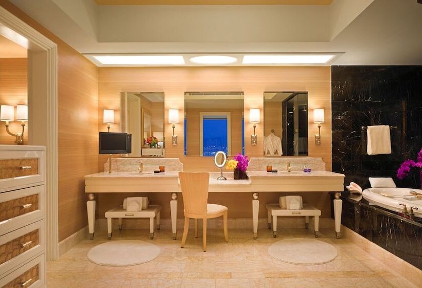 Suite with lake view, Wynn Macau
