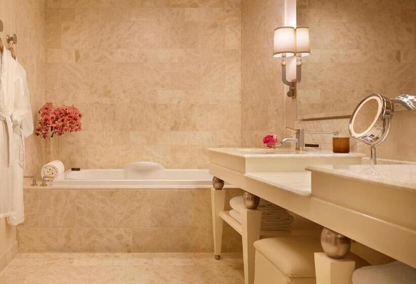 اتاق دلوکس با تخت کینگ و چشم‌انداز شهر, Wynn Macau