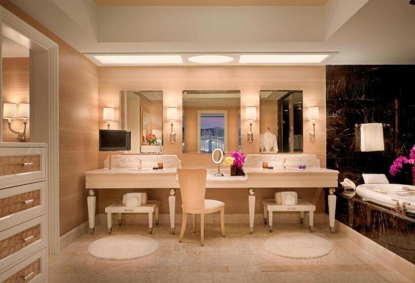 Suite with lake view, Wynn Macau