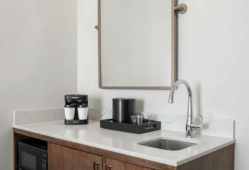 キングサイドベッドのスタンダードワンルーム, Embassy Suites By Hilton Charleston Harbor Mt. Pleasant