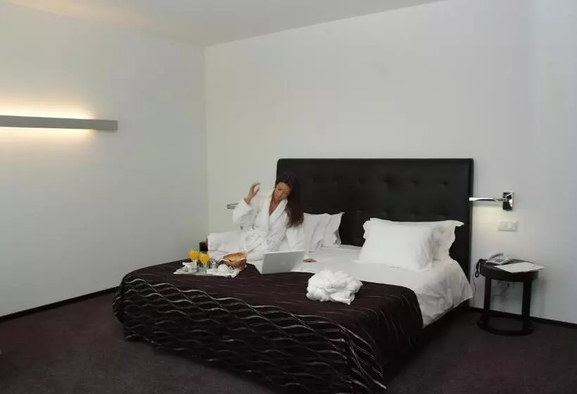 اتاق خانوادگی, Axis Viana Business & Spa
