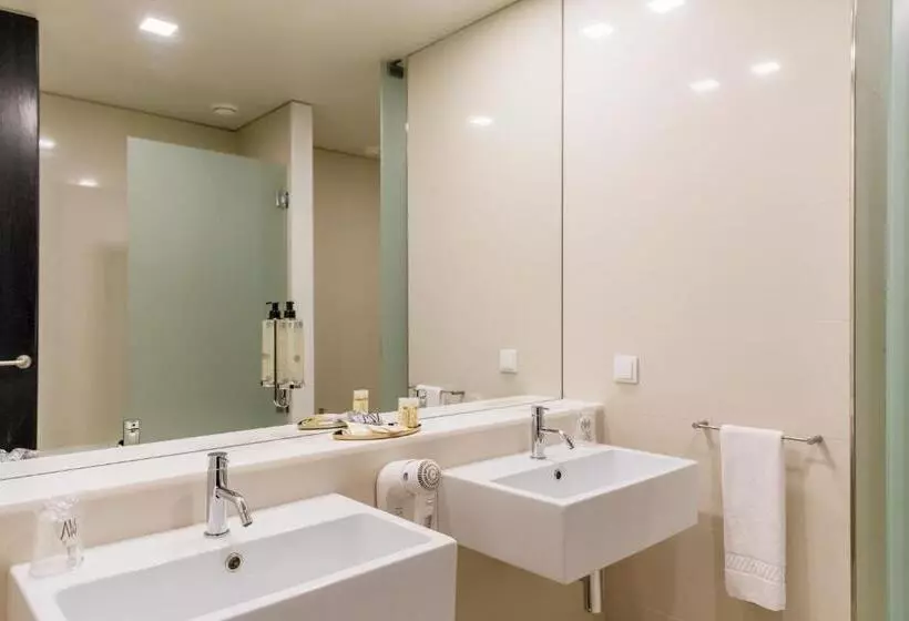 سوییت با چشم‌انداز کوه, Axis Viana Business & Spa