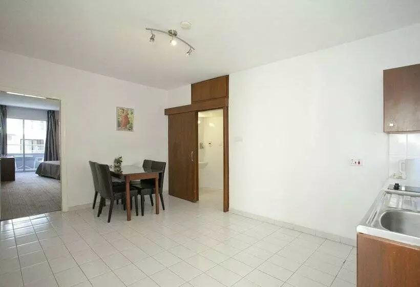 آپارتمان خانوادگی, Blazer Residence
