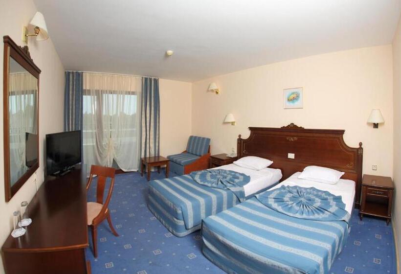 可看到停车场的标准间, Duni Pelican Hotel   All Inclusive