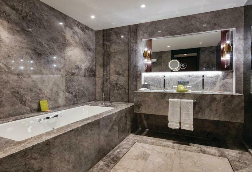 キングサイズベッドのデラックススイート, Hilton Istanbul Maslak
