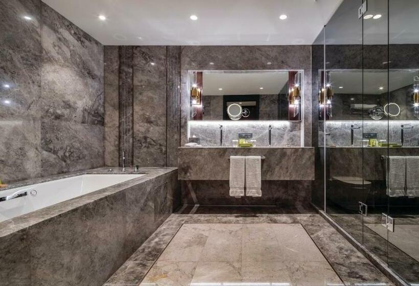 キングサイズベッドのデラックススイート, Hilton Istanbul Maslak