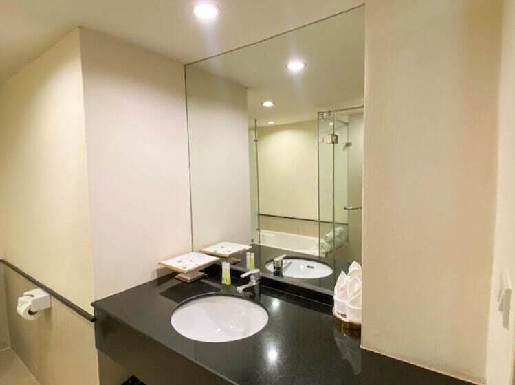 スイート, The Seasons Pattaya   Sha Plus Certified