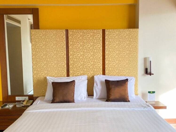 スイート, The Seasons Pattaya   Sha Plus Certified