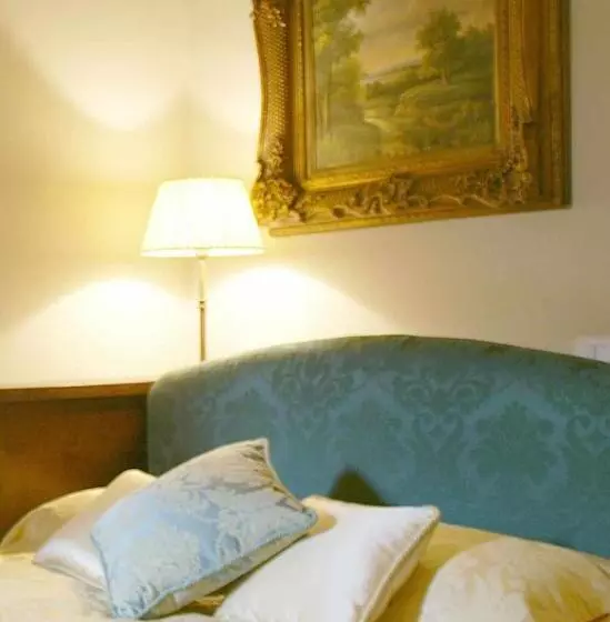اتاق اکونومی, Tornabuoni La Petite Suite